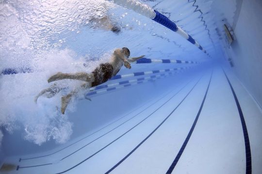 La natation conviendra au fluorique