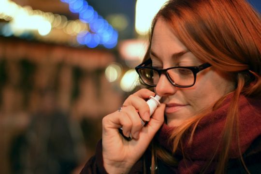Se laver le nez pour éviter les microbes