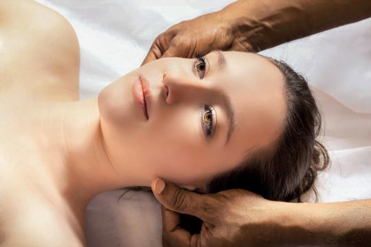 Masser son cuir chevelu pour hydrater ses cheveux et se détendre