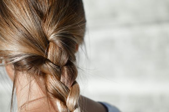 Attacher ses cheveux pour espacer les shampoings