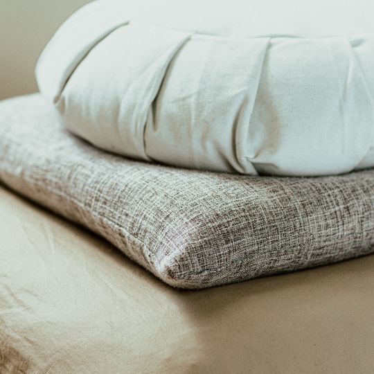 Choisissez un endroit confortable, une chaise, un coussin ou sur le sol.