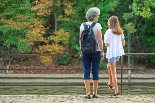 La grand-mère maternelle a des traits de ressemblance avec sa petite fille