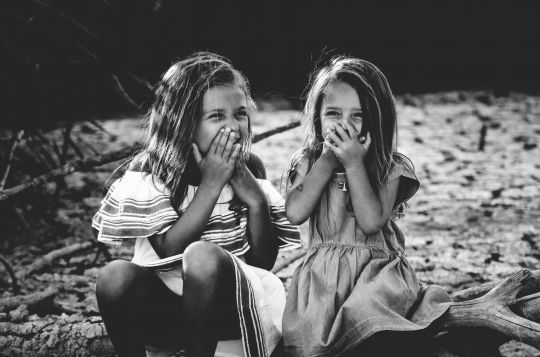 Rire ensemble est un moment de partage qui améliore les relations avec nos proches