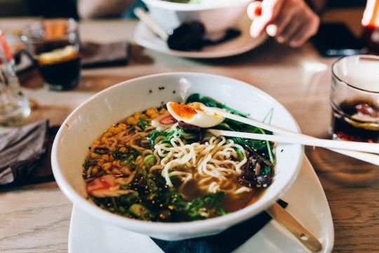 Un plat avec une base de bouillon Dashi