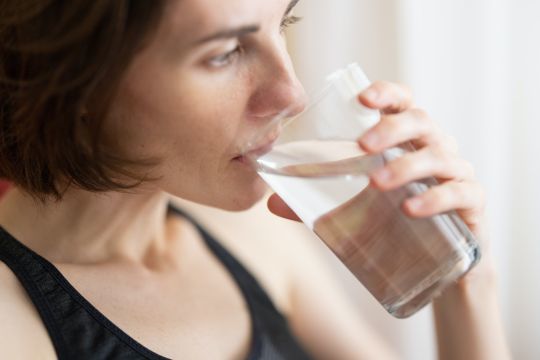 Boire tout au long de la journée pour vous hydrater