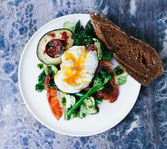 Le petit-déjeuner doit être plutôt protéine, gras, et surtout pas sucré.