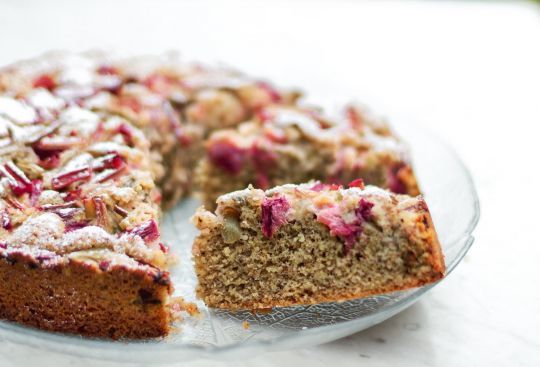 Le cake à la rhubarbe et à la fraise