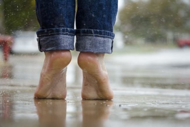 Les bienfaits de la marche sous la pluie pour notre système nerveux