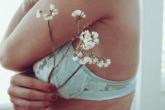 Syndrome prémenstruel : les douleurs aux seins, causes et solutions avec la naturopathie